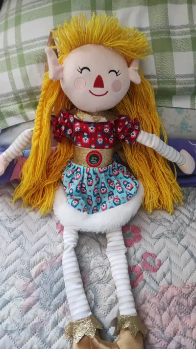Muñeca de trapo Duende Mágico con vestido colorido - miniatura 3