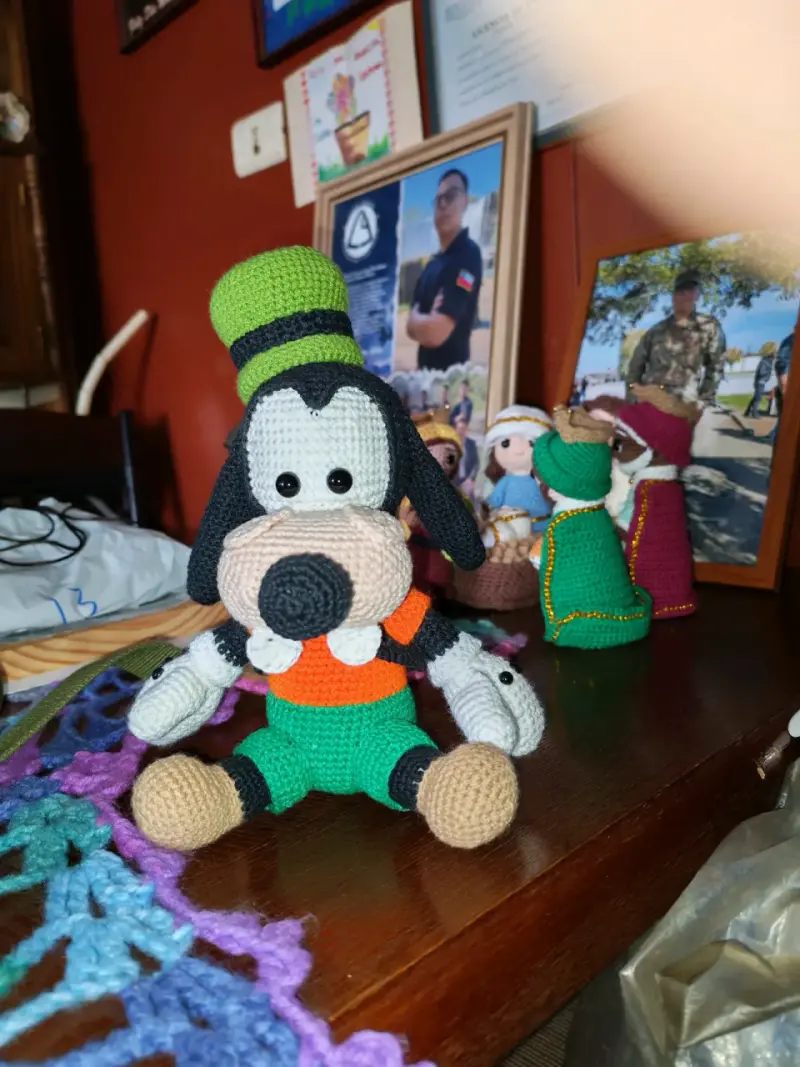 Muñeco tejido a crochet de personaje animado