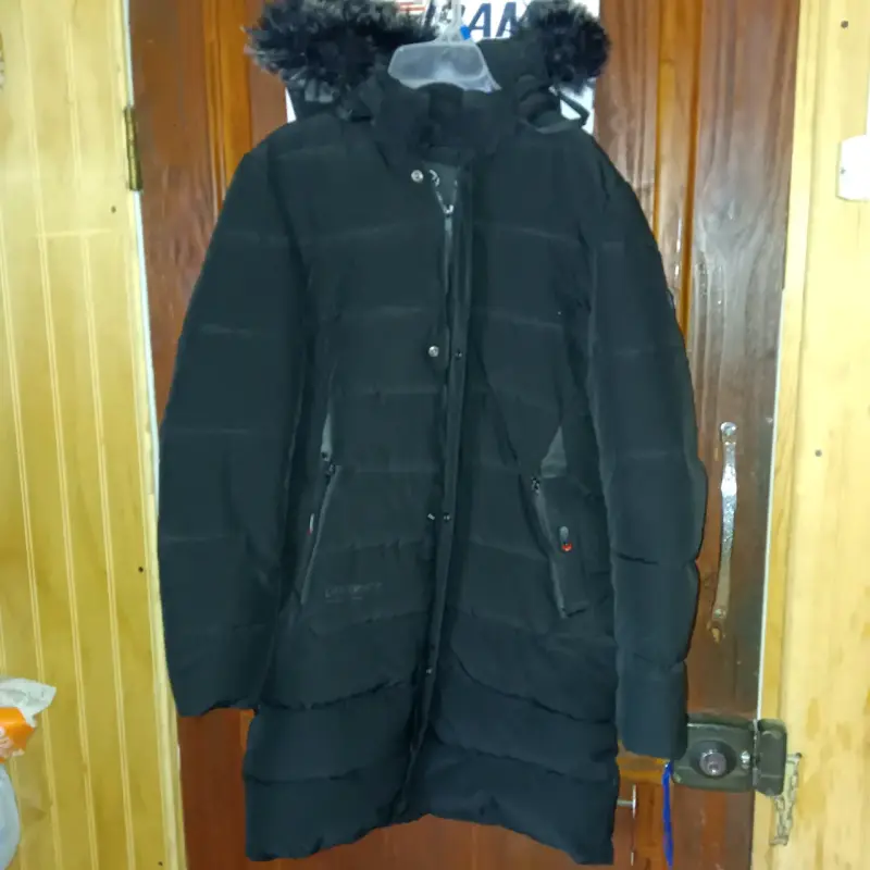 Abrigo negro con capucha de piel sintética KEMJ - 1
