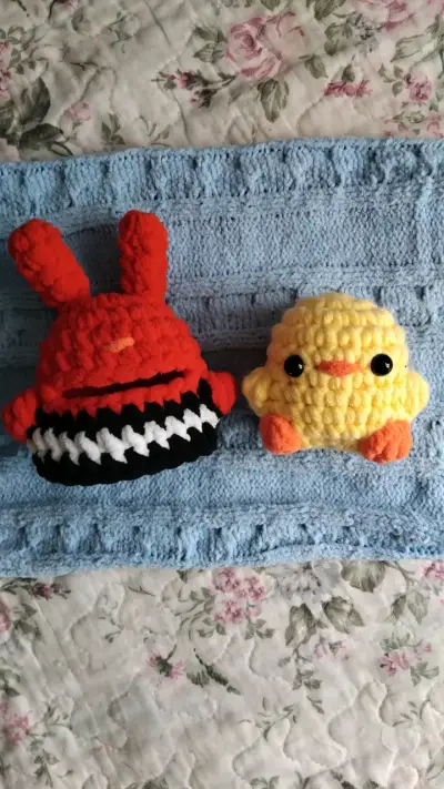 Pollito con disfraz - miniatura 1