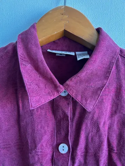 Camisa de lino bordada color burdeos - miniatura 3
