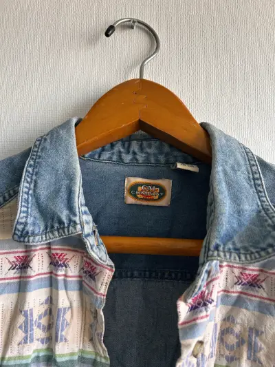 Camisa de mezclilla con estampado étnico - miniatura 3