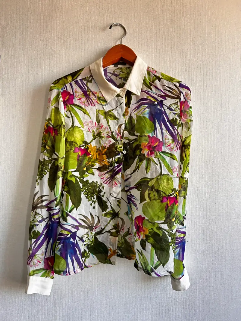Blusa floral de mujer con cuello blanco - 1