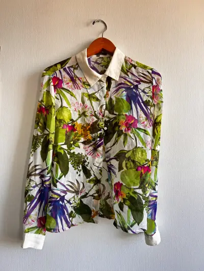 Blusa floral de mujer con cuello blanco - miniatura 1