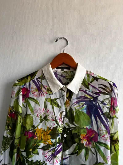 Blusa floral de mujer con cuello blanco - miniatura 2