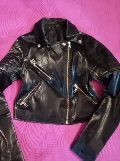 Chaqueta de cuero sintético negra con estilo biker - miniatura 3