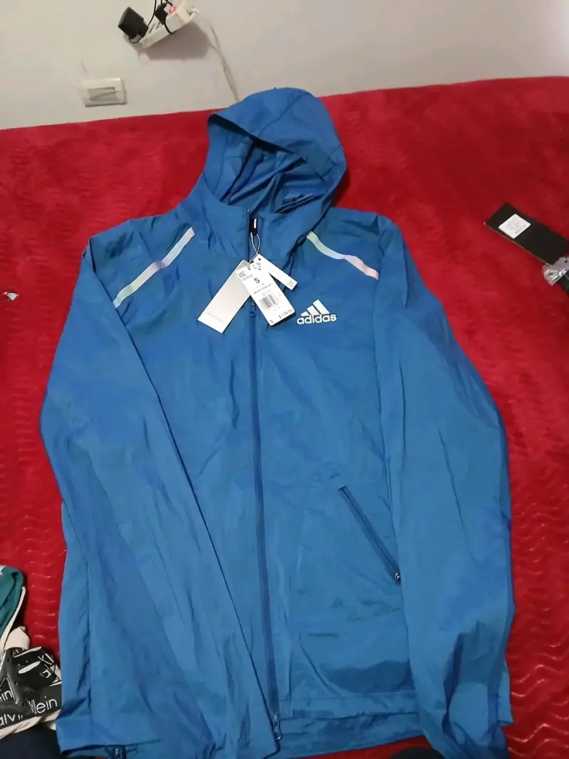 Chaqueta cortaviento azul Adidas con capucha
