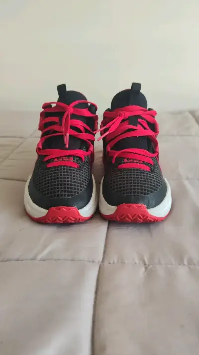 Zapatillas deportivas negras y rojas para niños - miniatura 1