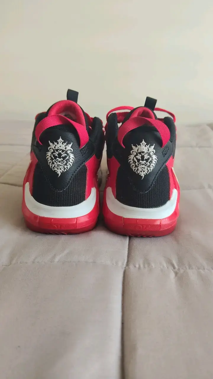 Zapatillas deportivas negras y rojas para niños - 2