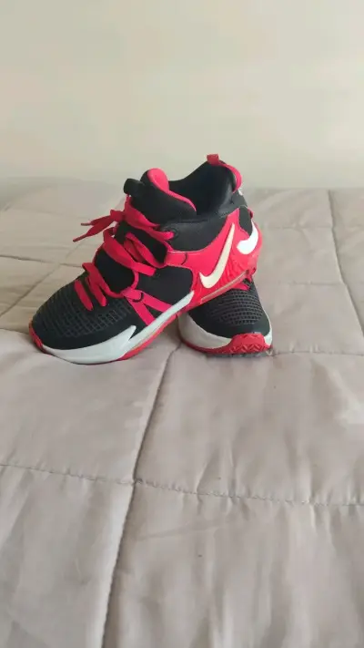 Zapatillas deportivas negras y rojas para niños - miniatura 3