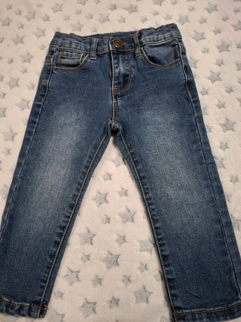 Jeans de mezclilla para niños en buen estado