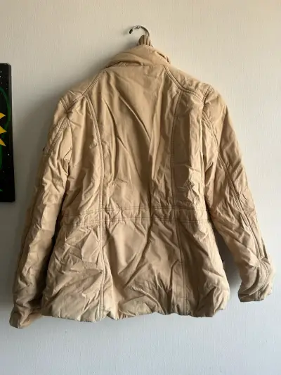 Chaqueta beige con bolsillos - miniatura 2