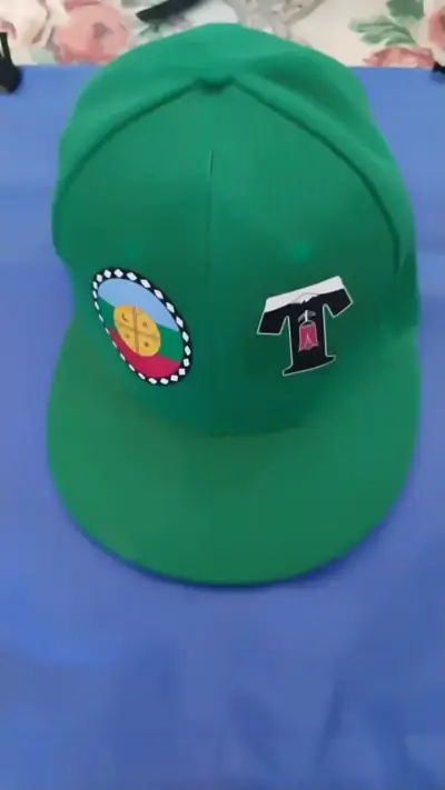Gorra verde con diseño Mapuche - miniatura 1