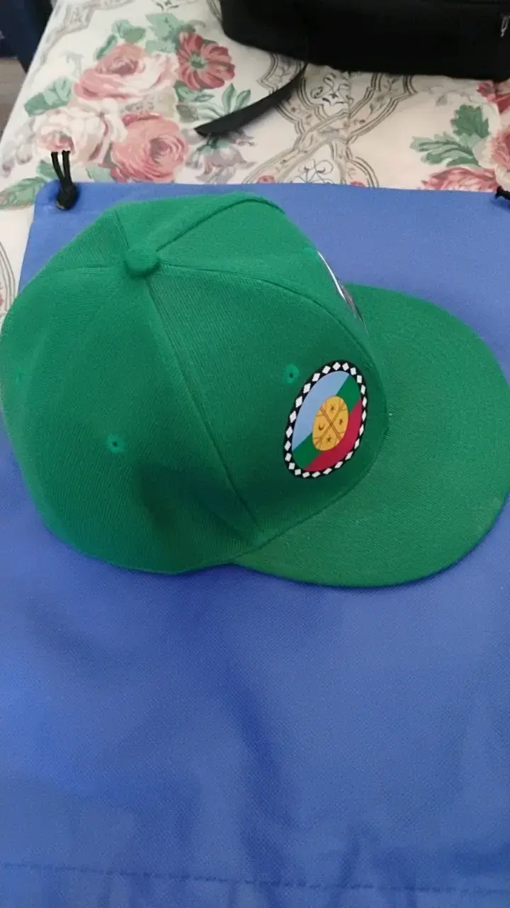 Gorra verde con diseño Mapuche - 3