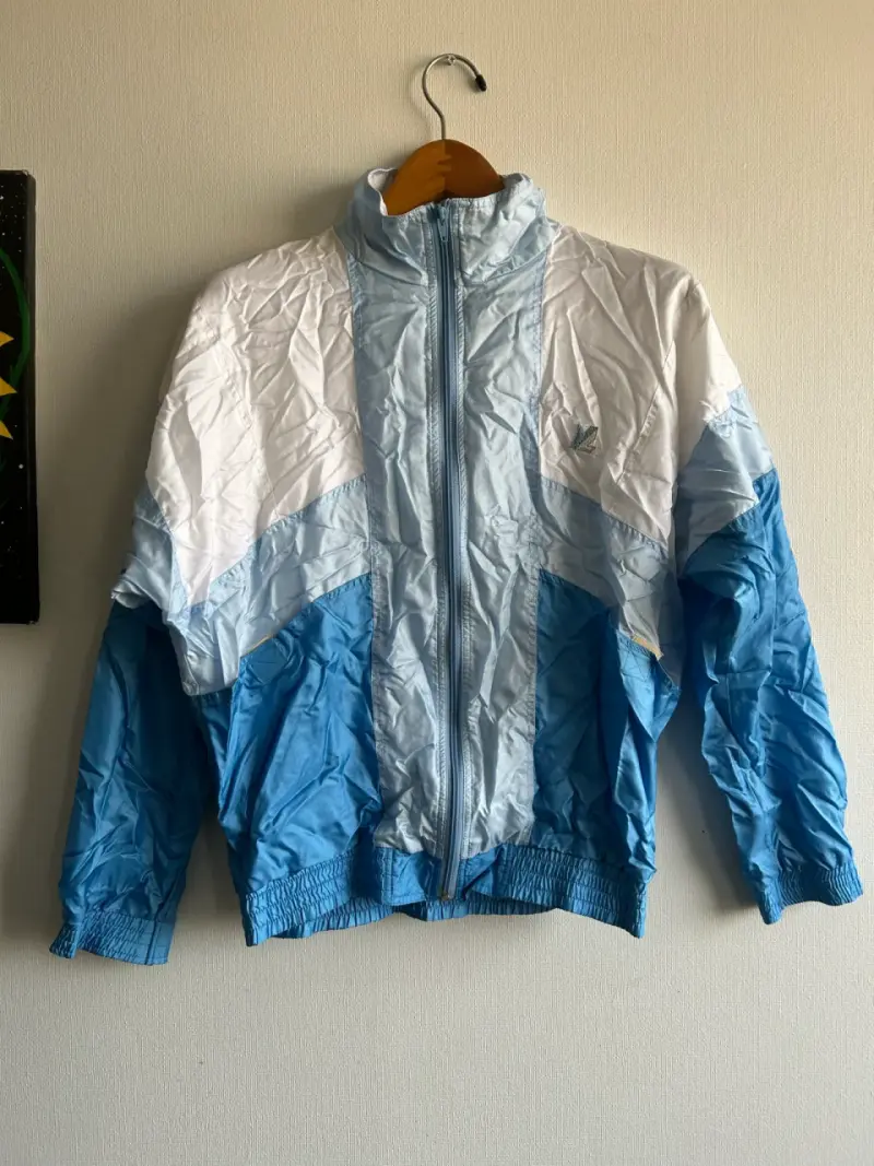 Chaqueta cortaviento azul y blanca - 1