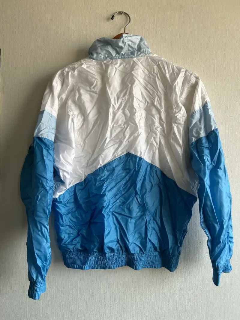 Chaqueta cortaviento azul y blanca - 2