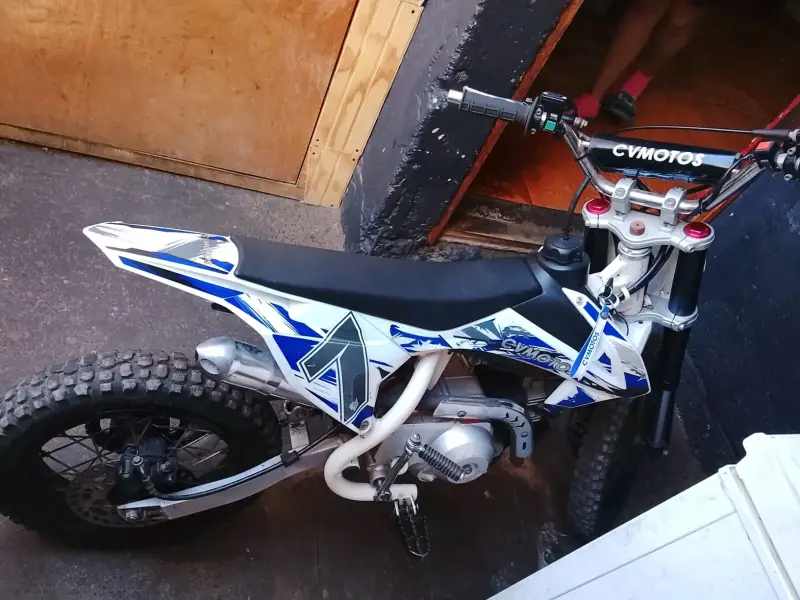 Moto de cross CVMotos blanca y azul - 4