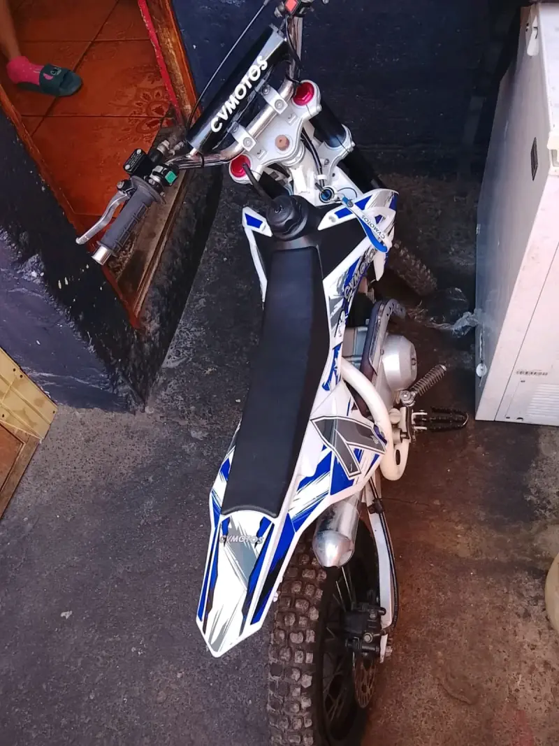 Moto de cross CVMotos blanca y azul - 5