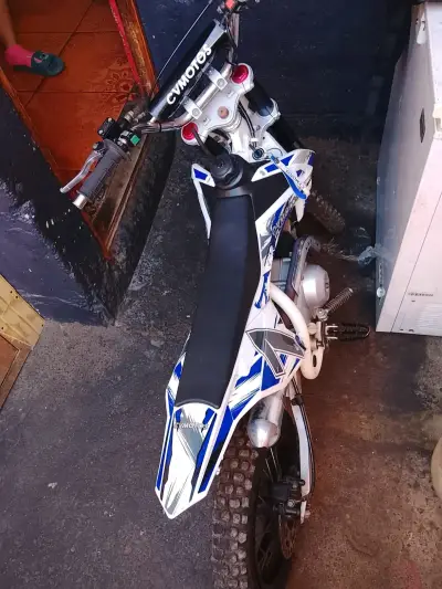Moto de cross CVMotos blanca y azul - miniatura 5