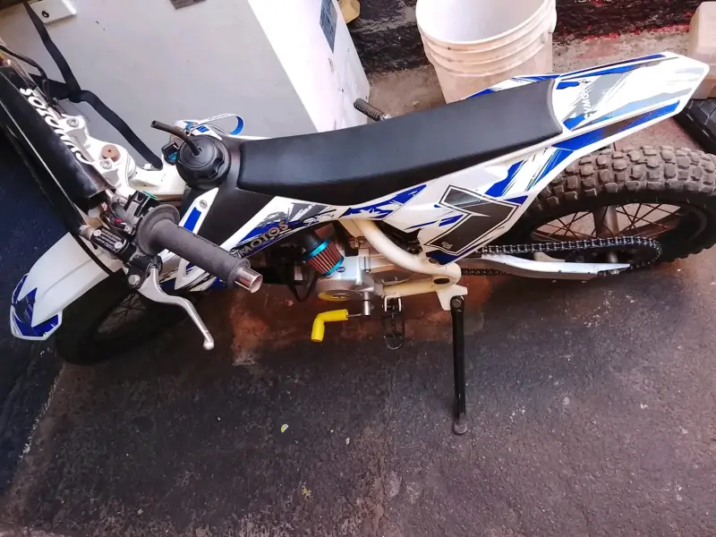 Moto de cross CVMotos blanca y azul - 6