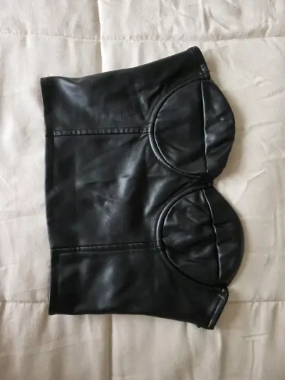 Top corset negro de cuero sintético - miniatura 1