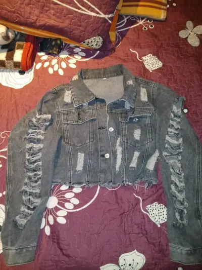 Chaqueta de mezclilla desgastada para mujer - miniatura 1