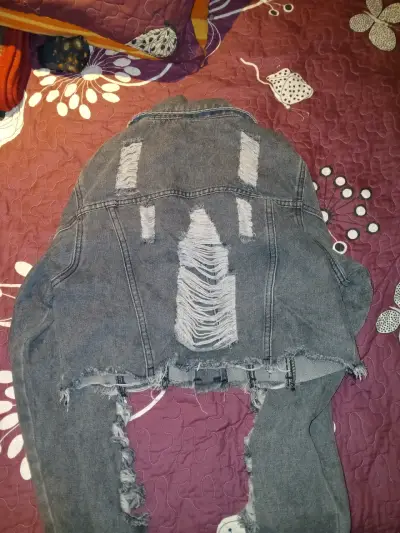 Chaqueta de mezclilla desgastada para mujer - miniatura 2