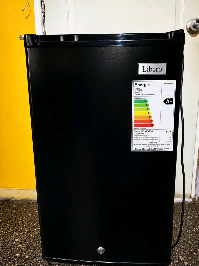 Refrigerador compacto Libero negro con eficiencia A+ - 1