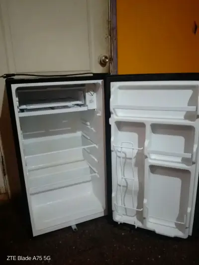 Refrigerador compacto Libero negro con eficiencia A+ - miniatura 2