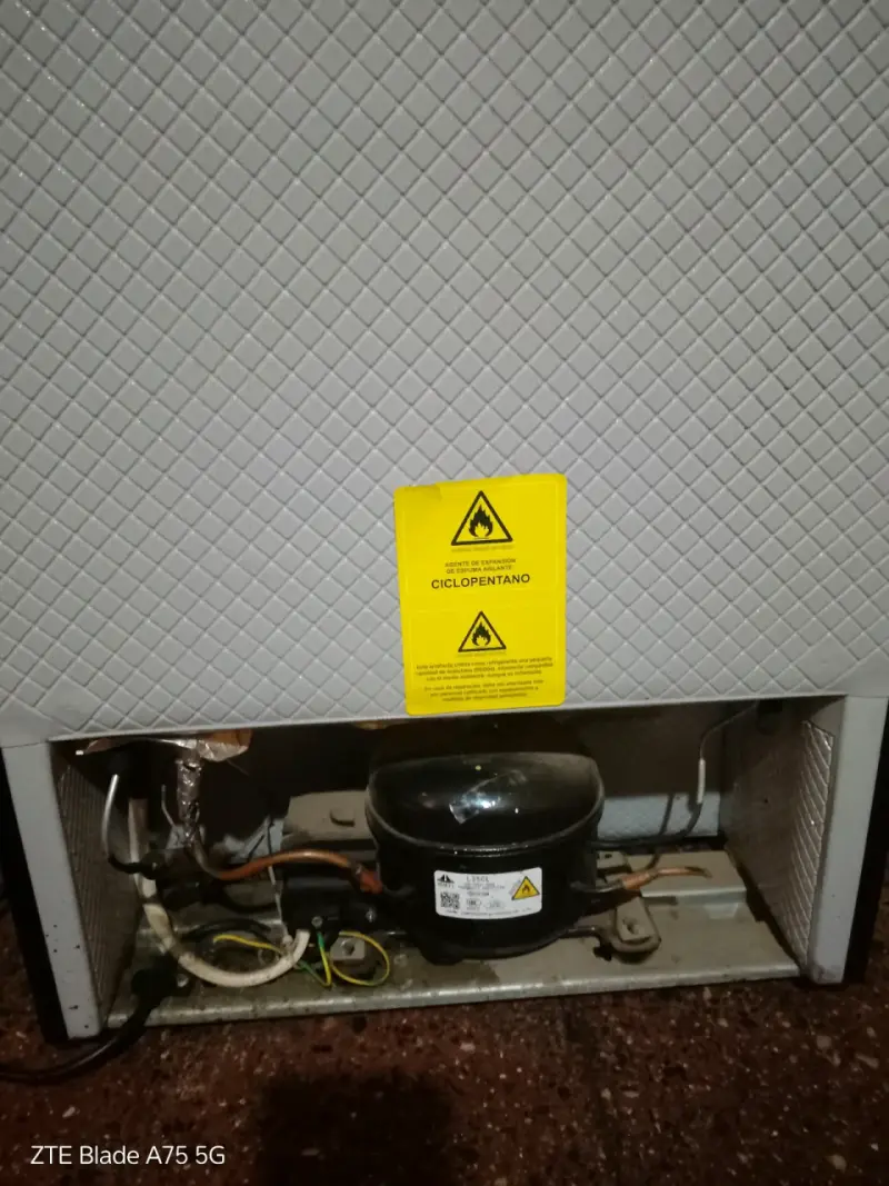 Refrigerador compacto Libero negro con eficiencia A+ - 4