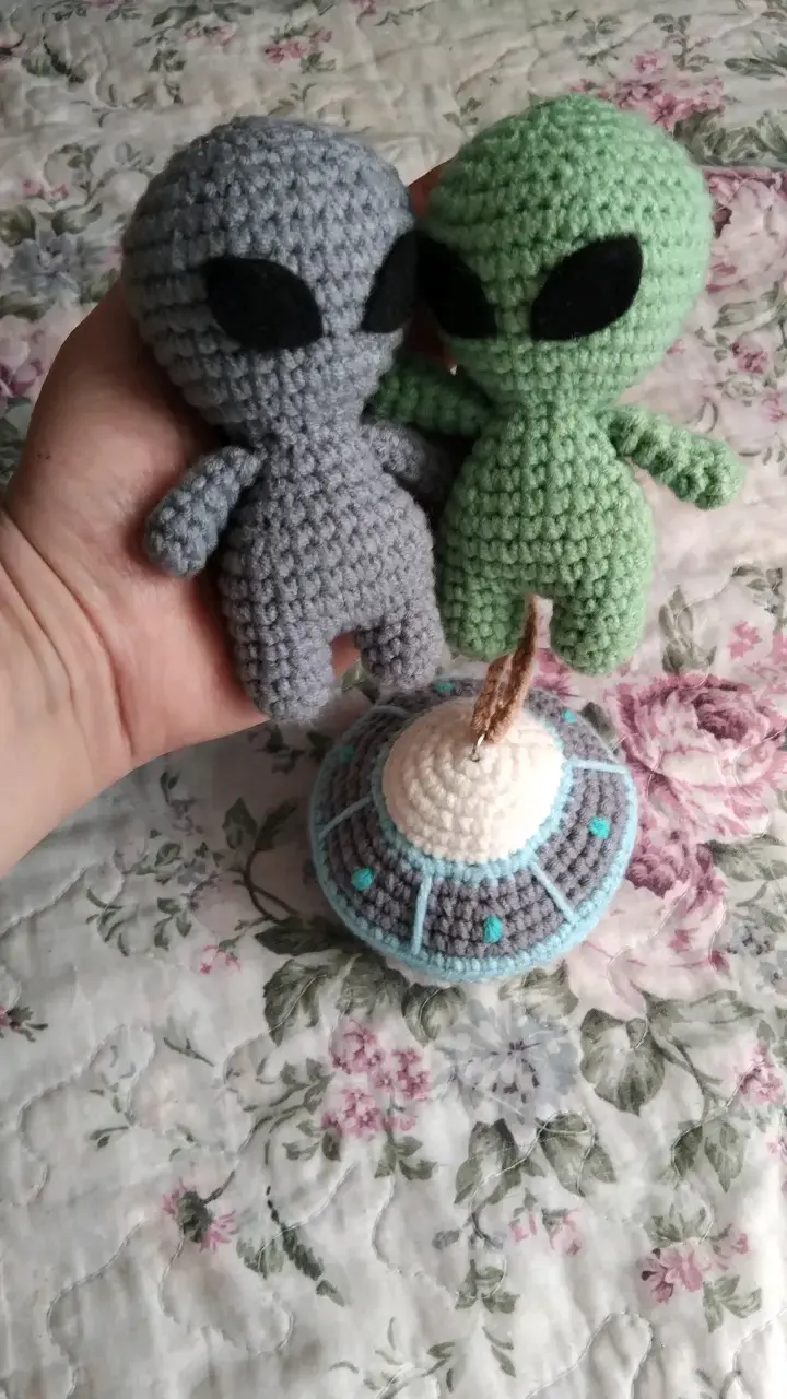 Set de amigurumi alienígenas y ovni