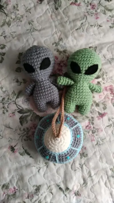 Set de amigurumi alienígenas y ovni - miniatura 4