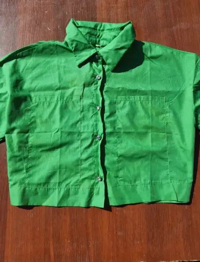 Camisa verde de manga corta 💚 - miniatura 1
