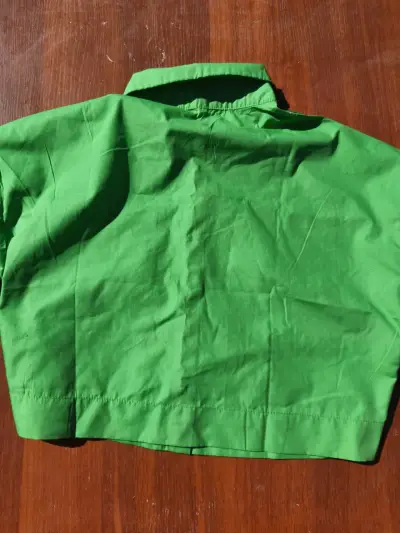 Camisa verde de manga corta 💚 - miniatura 2