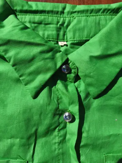 Camisa verde de manga corta 💚 - miniatura 3