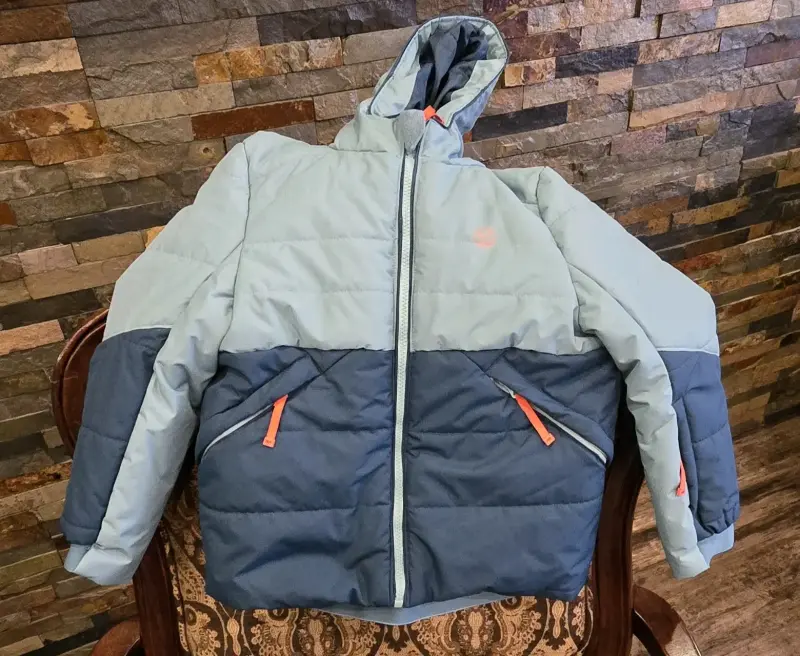 Chaqueta acolchada bicolor con capucha talla 6