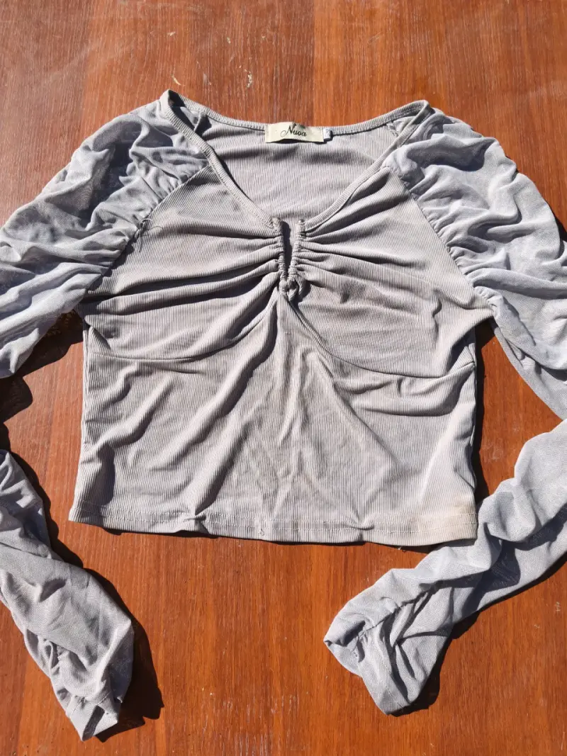 Polera manga larga gris con fruncido 🩶 - 1