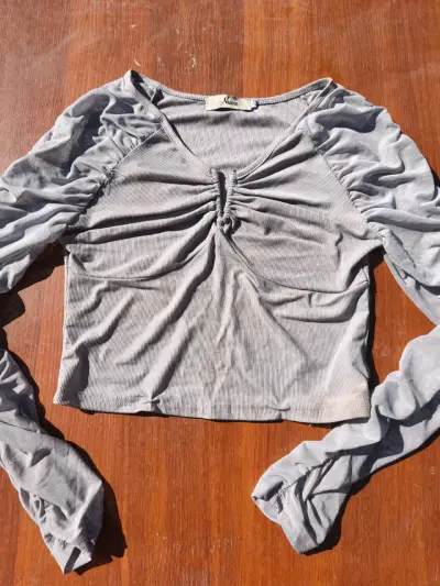 Polera manga larga gris con fruncido 🩶 - miniatura 1
