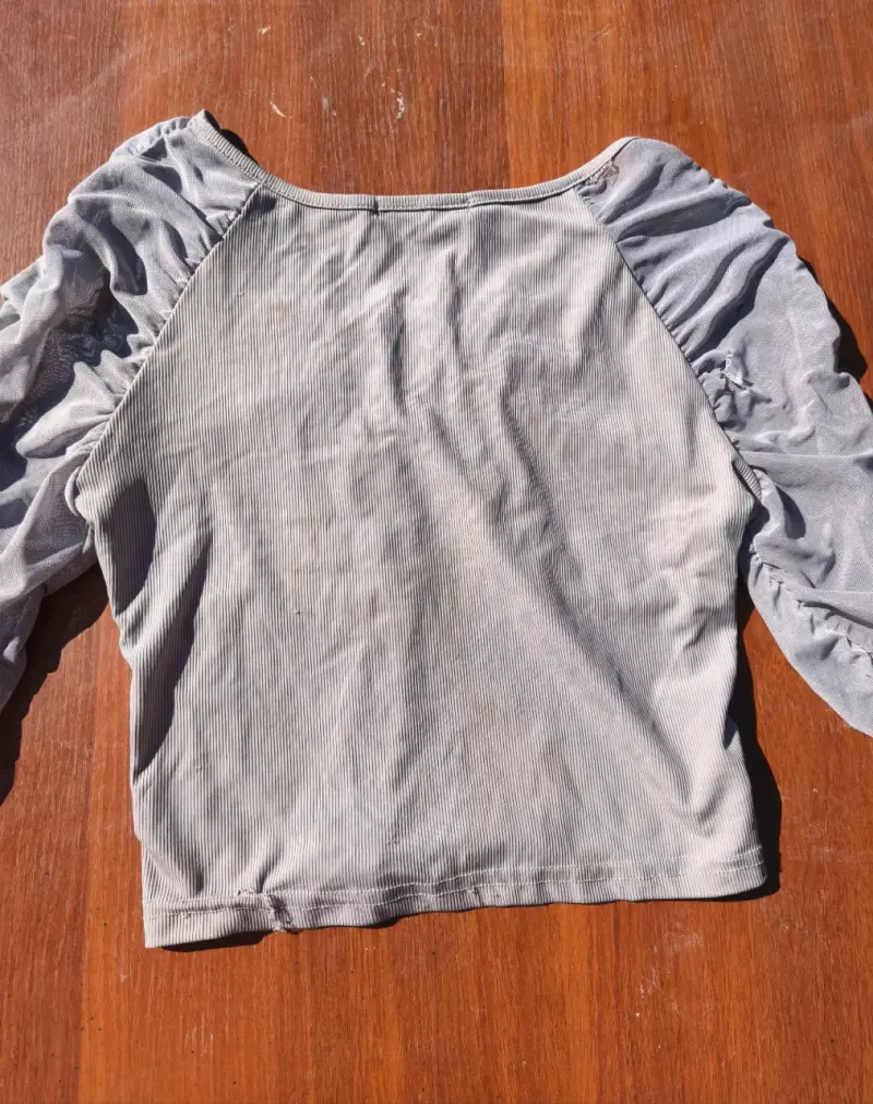 Polera manga larga gris con fruncido 🩶 - 2