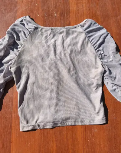 Polera manga larga gris con fruncido 🩶 - miniatura 2