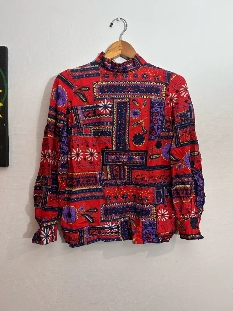 Blusa tipo beatle estampada roja y morada