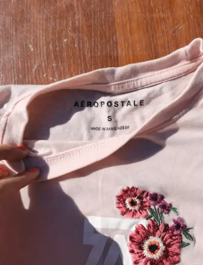 Polera rosa diseño floral Aeropostale 🩷 - miniatura 3