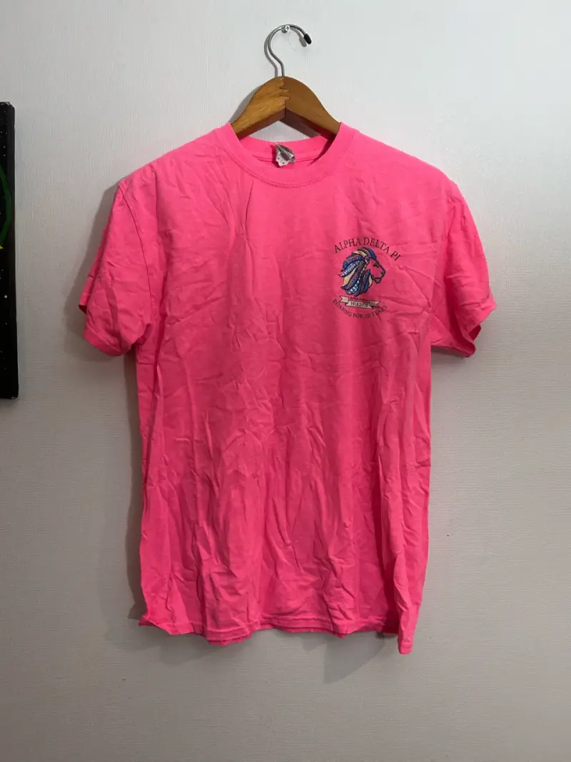 Polera rosa Alpha Delta Pi con diseño gráfico