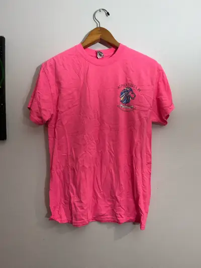 Polera rosa Alpha Delta Pi con diseño gráfico - miniatura 1