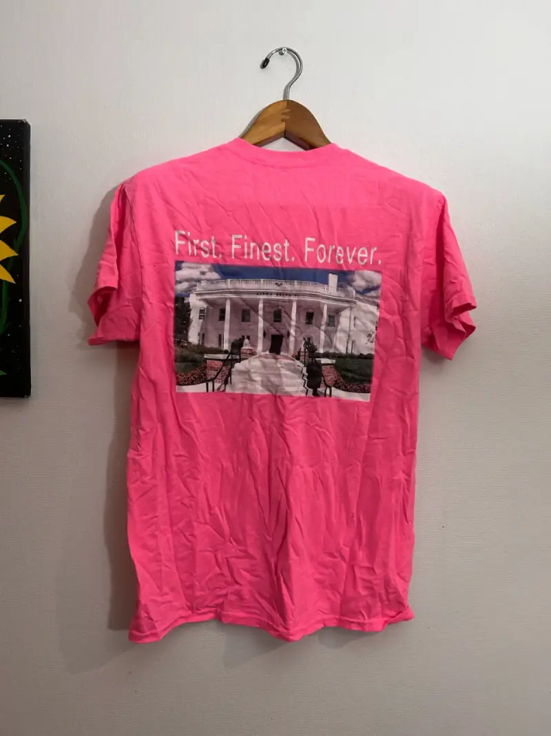 Polera rosa Alpha Delta Pi con diseño gráfico - 2