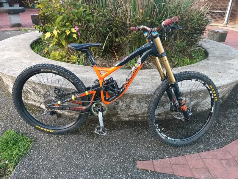 Bicicleta polygon collosus dh9 2018