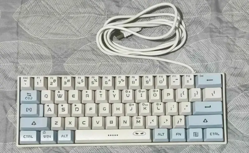 Teclado mecánico compacto con cable USB - 1