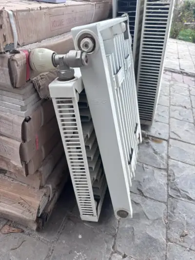 Radiador de calefacción de pared usado - miniatura 1