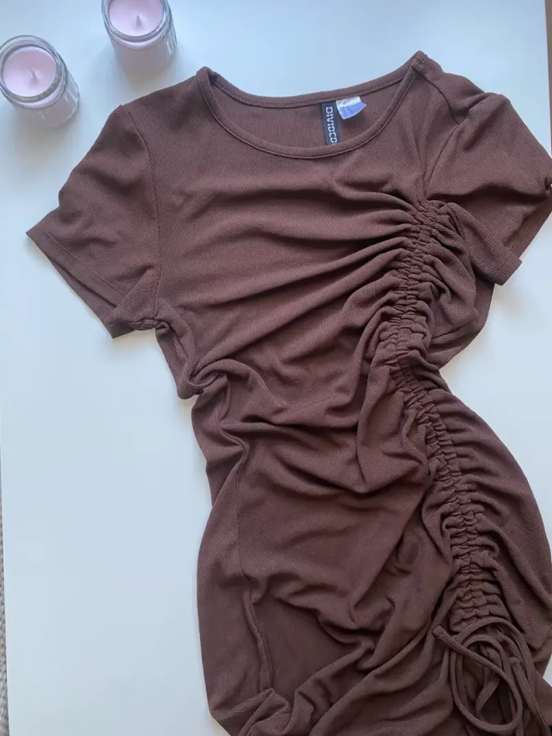 Vestido ajustado marrón con fruncido lateral HYM