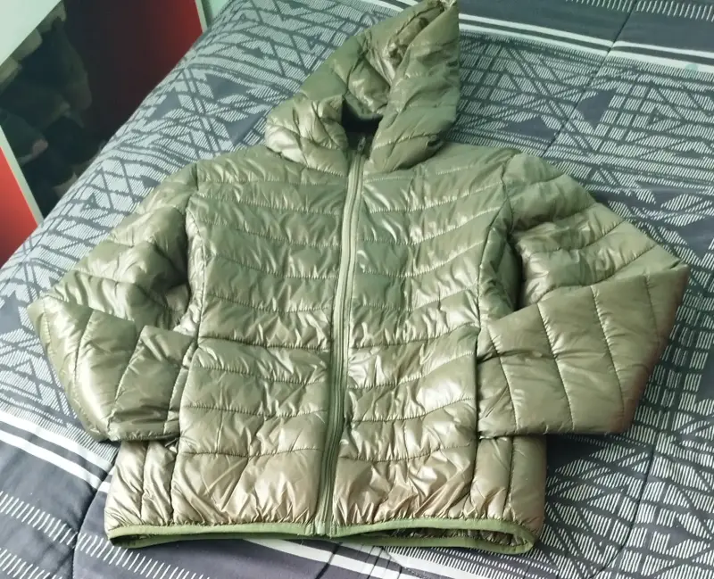Chaqueta acolchada verde con capucha